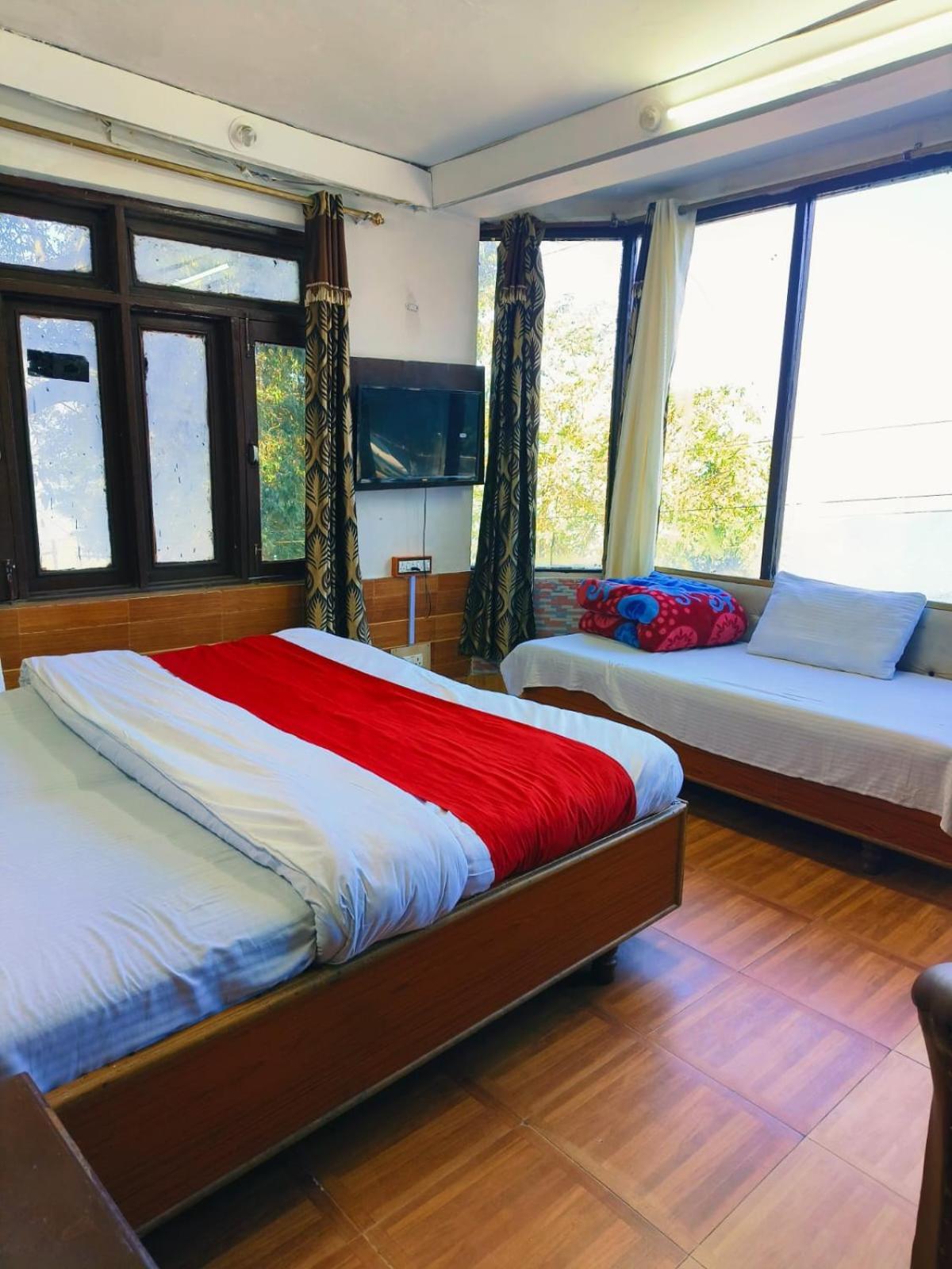 Hotel Holiday Dalhousie - Near Ghandhi Chowk Mall Road ภายนอก รูปภาพ